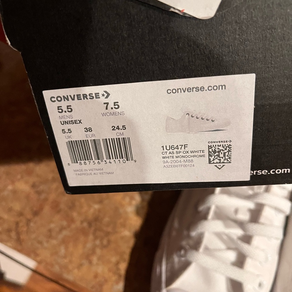 Full white womens converse like new only worn once